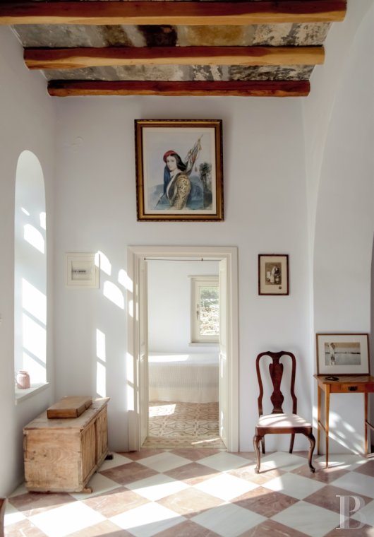 À Tinos, dans les Cyclades, une maison du 17e siècle tout de blanc vêtue - photo  n°12